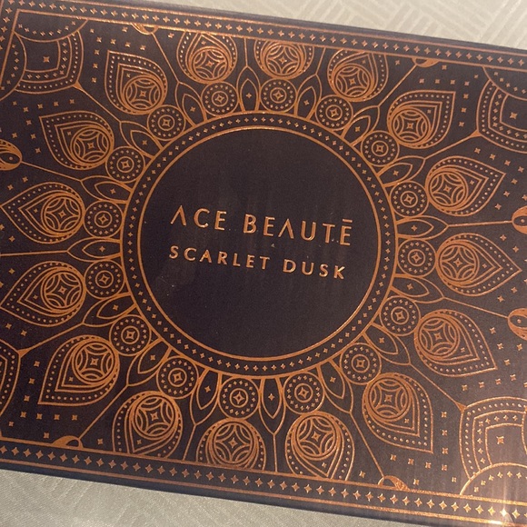 Ace Beaute Scarlet Dusk Eyeshadow Palette - Picture 4 of 4